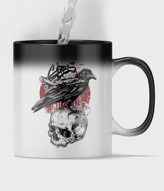 Kubek magiczny full print Wrona z czaszką